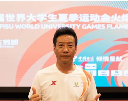 我是大运火炬手丨商会会长邹侑根作为成都大运会第10棒火炬手亮相！